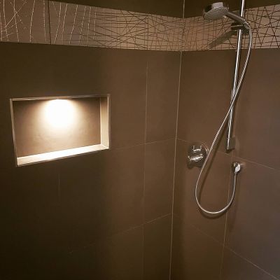 Dusche mit Ablagefach beleuchtet
